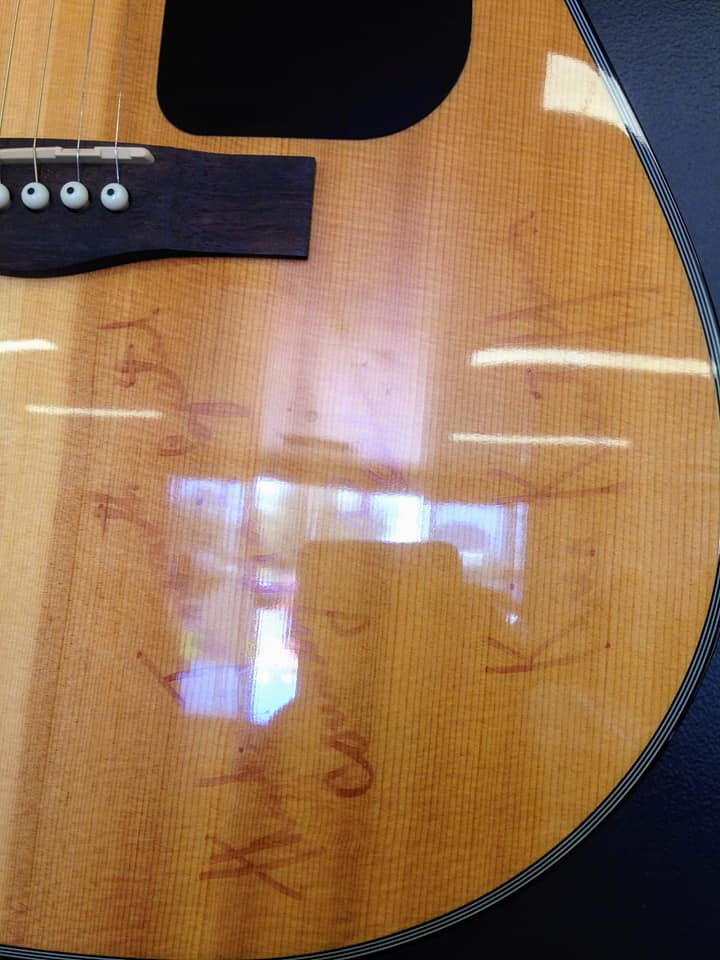Kristofferson_autographed_guitar_Tamworth_Austrlia